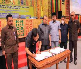 Pj Walikota Pekanbaru Muflihun menandatangani KUA-PPAS APBD Perubahan Pekanabru tahun anggaran 2022.(foto: int)